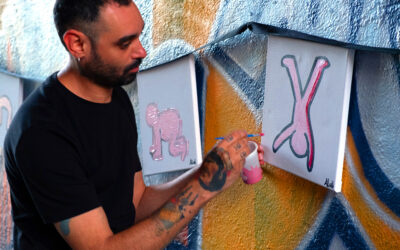 artista aluà lavora alla sua tela e dimostra