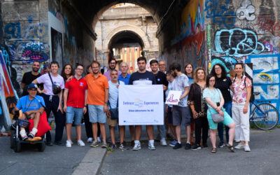 foto di gruppo con bandiera embrace experiences