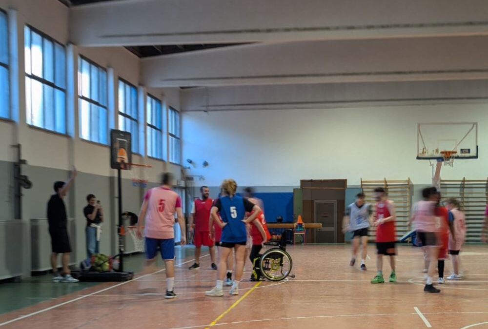 ragazzi che giocano a baskin in campo da basket al chiuso