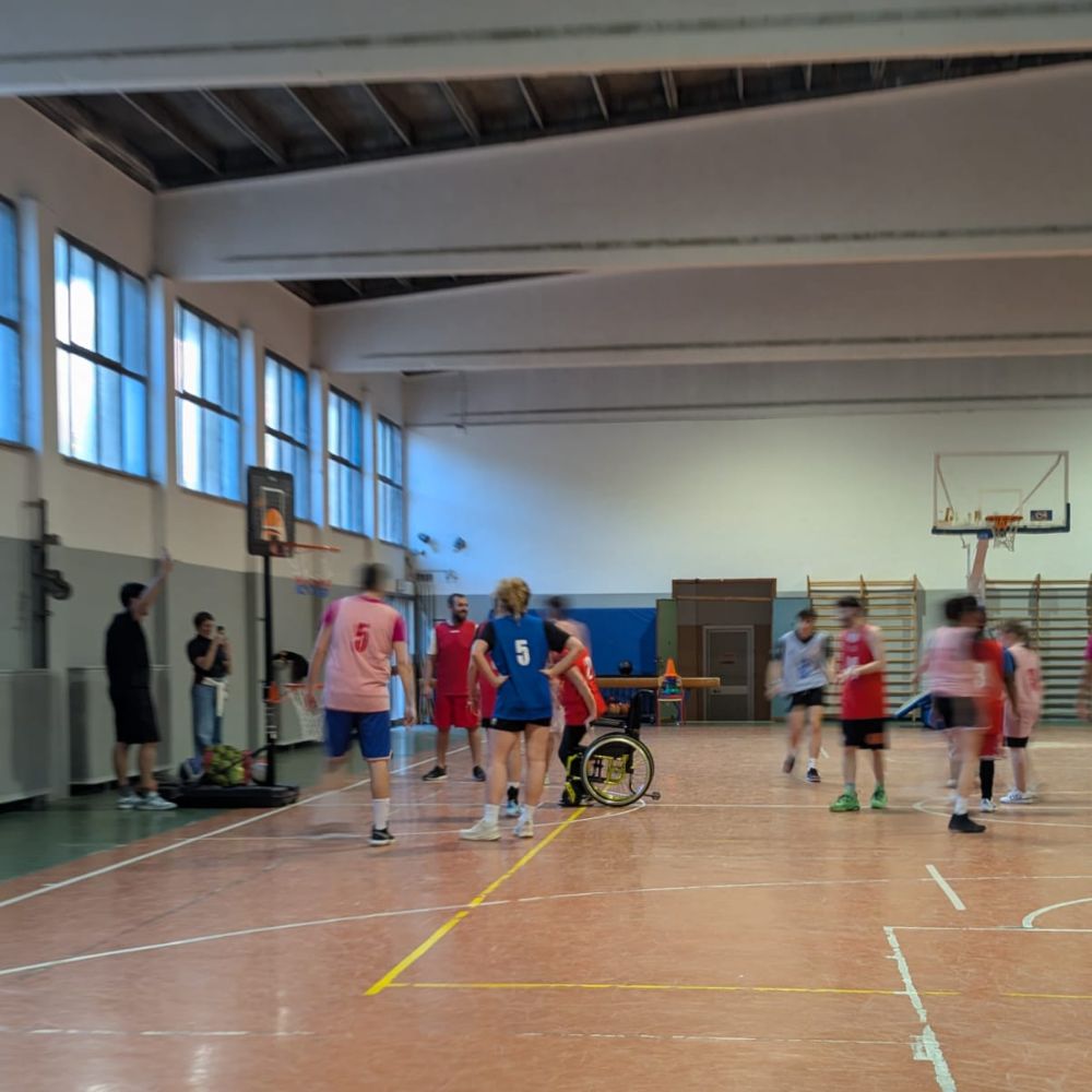 ragazzi che giocano a baskin in campo da basket al chiuso