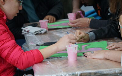 persone che colorano con dita colore rosa