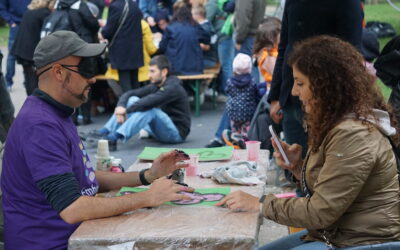 un coppia si supporta per colorare