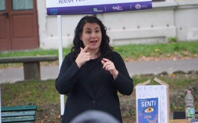 donna che comunica in lingua dei segni