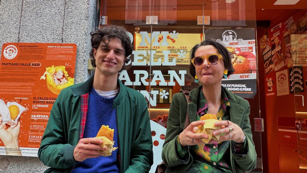 due ragazzi mangiano arancini