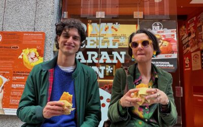 due ragazzi mangiano arancini