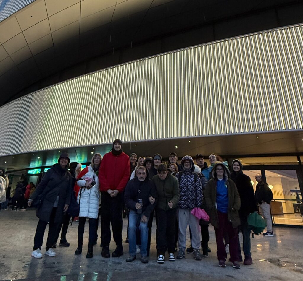 gruppo di persone davanti all arena santa giulia