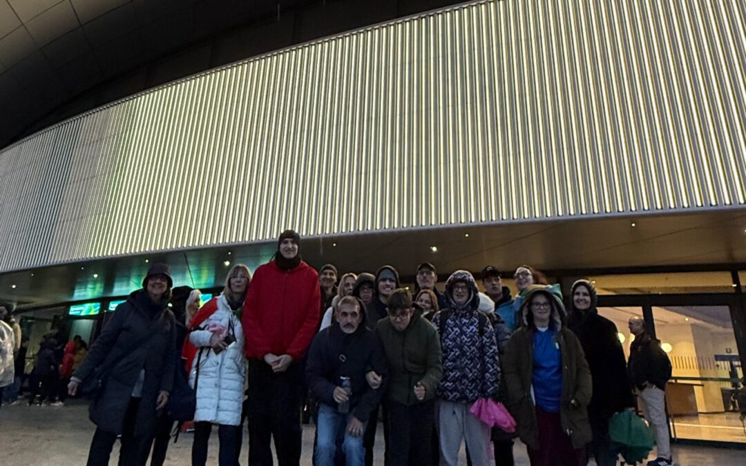 gruppo di persone davanti all arena santa giulia