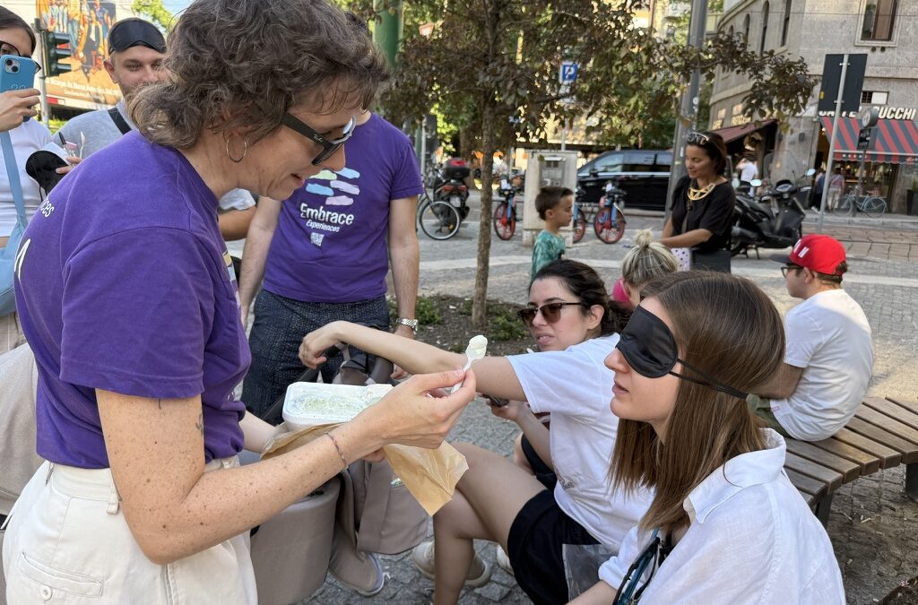 ragazza bendata assaggia cuchiaino di gelato